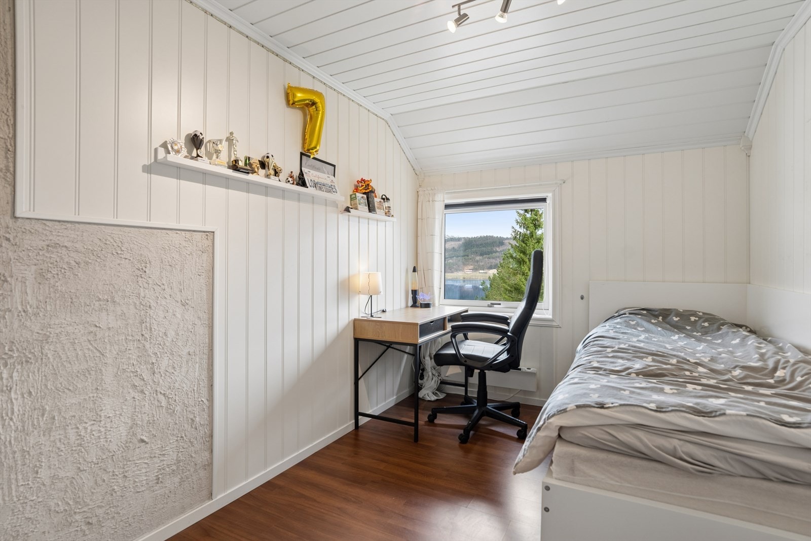 Et av de tre soverommene i etasjen, perfekt som barnerom eller gjesterom. Galleribilde