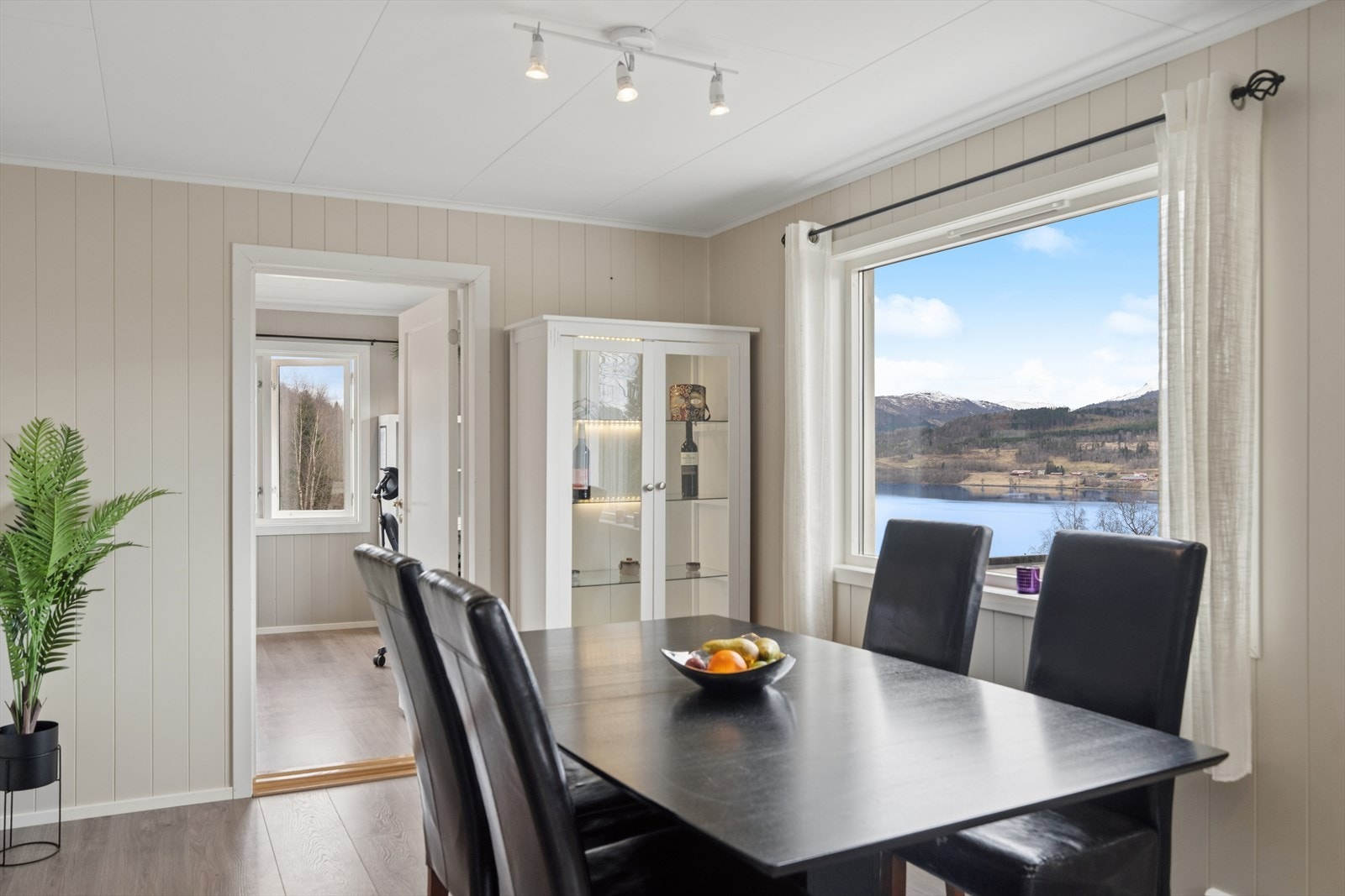 Spisestuen har god plass til et stort spisebord for hyggelige sammenkomster. Galleribilde