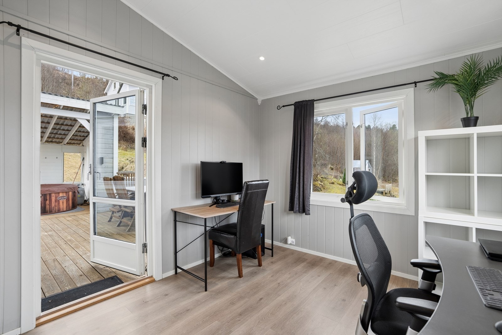Fra kontoret er det direkte utgang til terrassen gjennom en tofløyet balkongdør fra 2012. Galleribilde