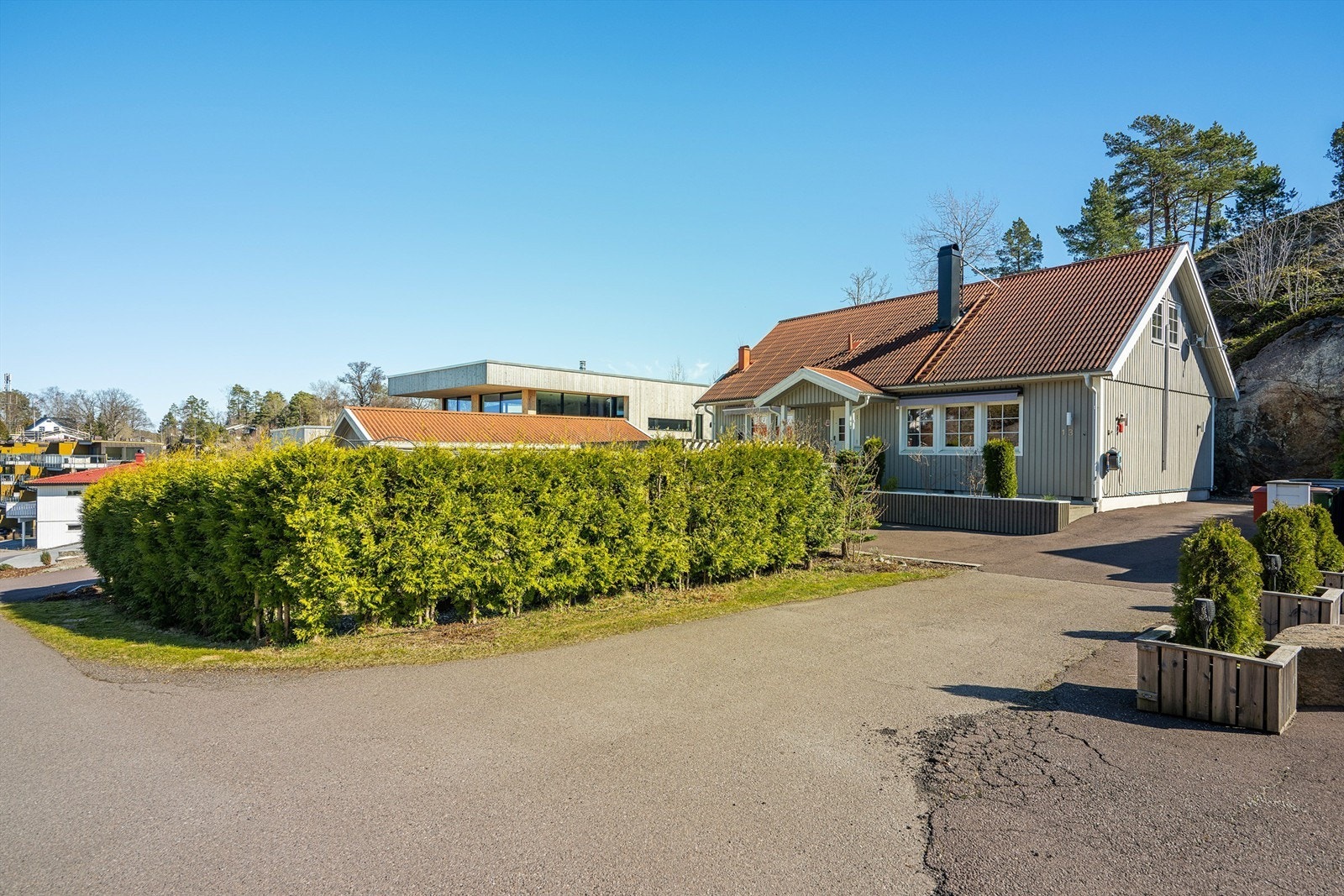 Eiendommen ligger i en barnevennlig blindgate med asfaltert gårdsplass og en frittstående garasje på 50 m². Galleribilde