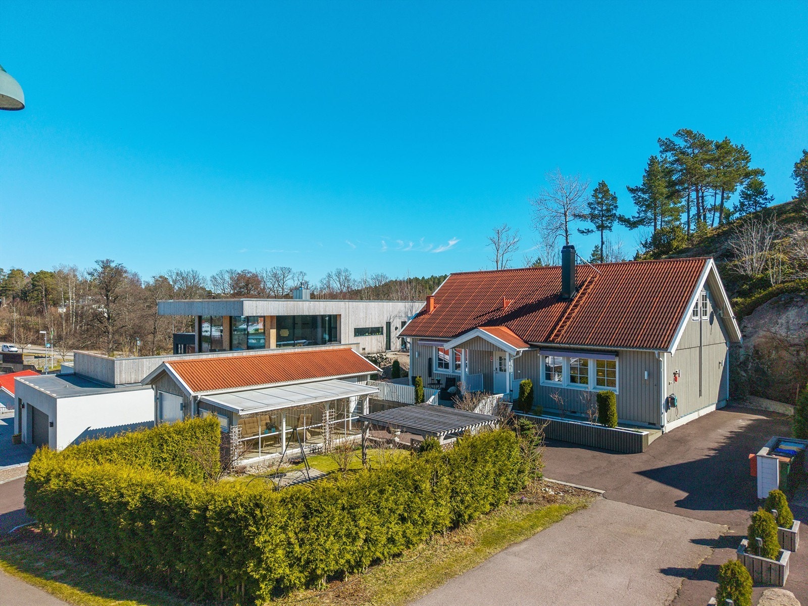 Enebolig fra 2014 med pent opparbeidet tomt, flere uteplasser og en delvis innglasset utestue på 17 m². Galleribilde