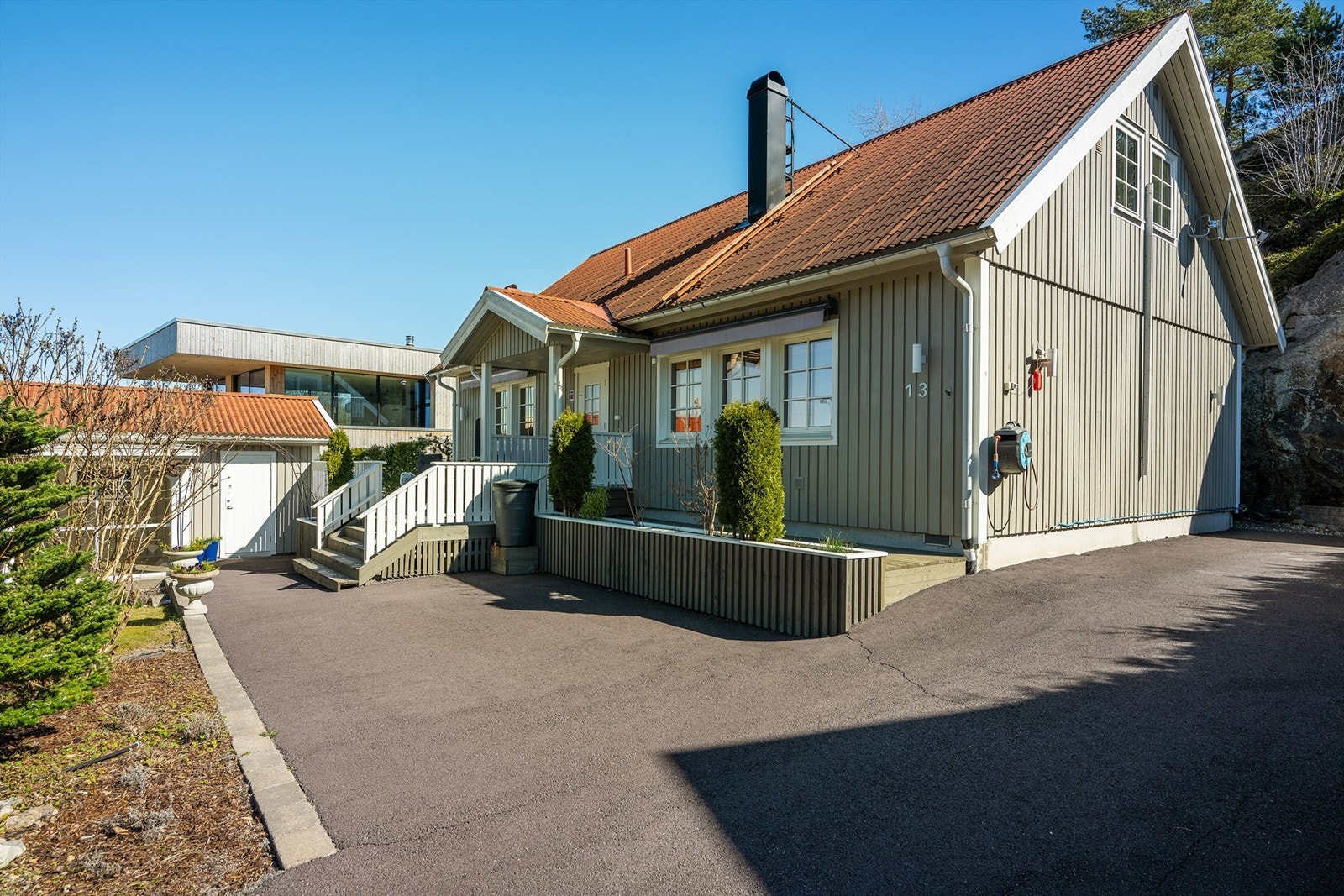 Boligen har stående bordkledning og tak tekket med steinbelagte stålplater. Galleribilde