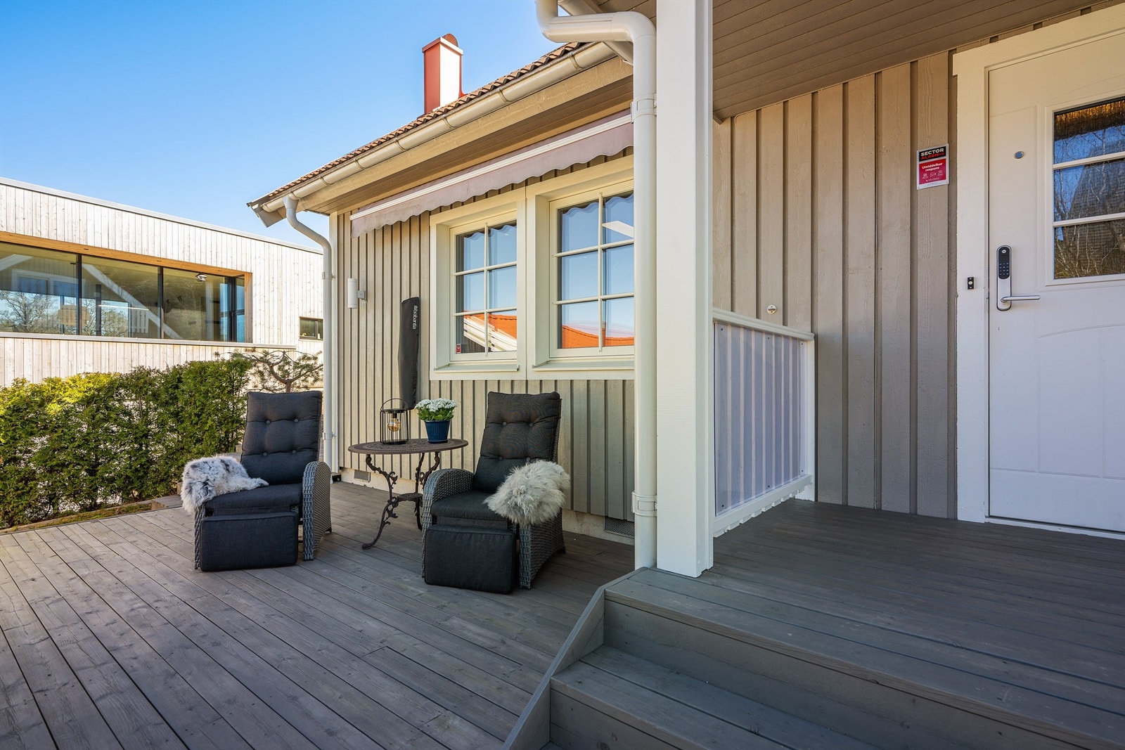 Markterrassen ved inngangspartiet er en del av et samlet terrasseareal på 49 m². Galleribilde