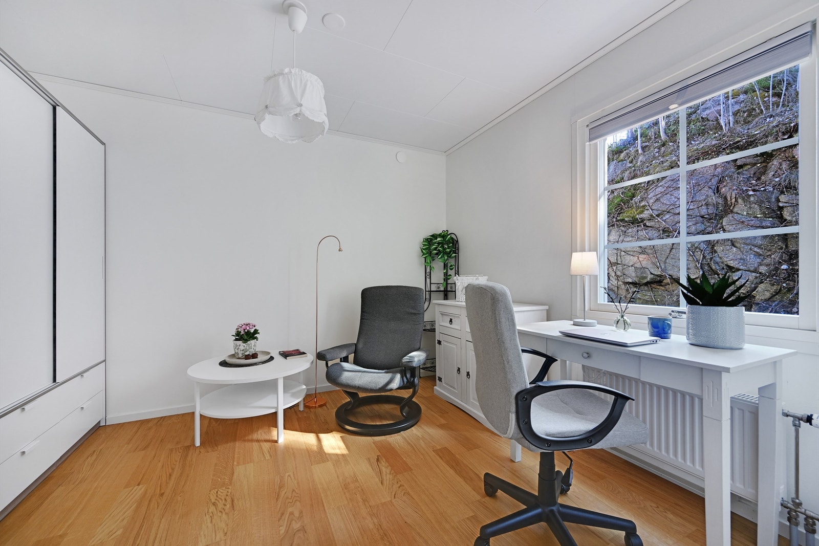Det andre soverommet i etasjen benyttes i dag som kontor, men egner seg også godt som barnerom eller gjesterom. Galleribilde