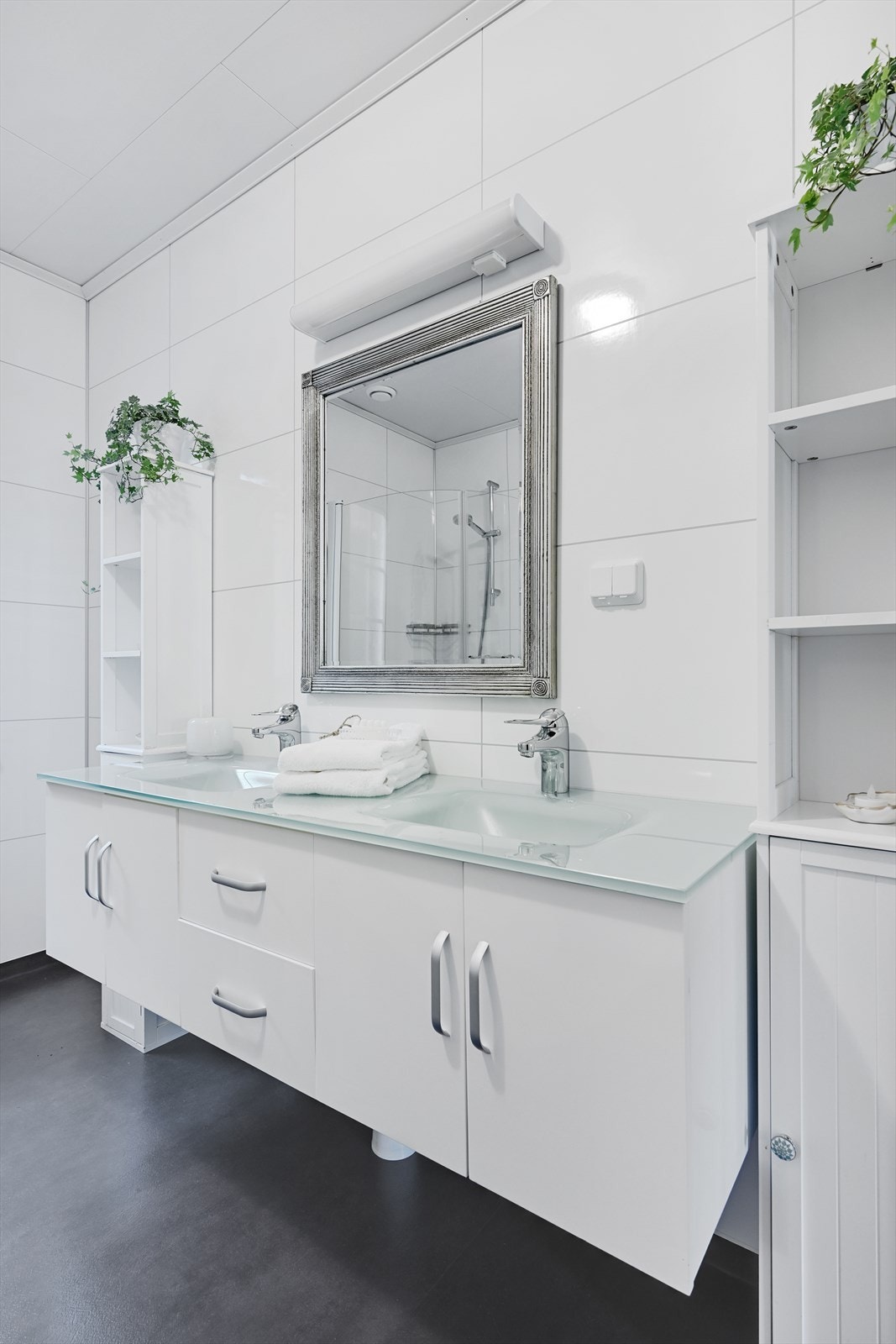 Innredningen inkluderer to stilrene, nedfelte servanter som gir god plass til flere om morgenen. Galleribilde