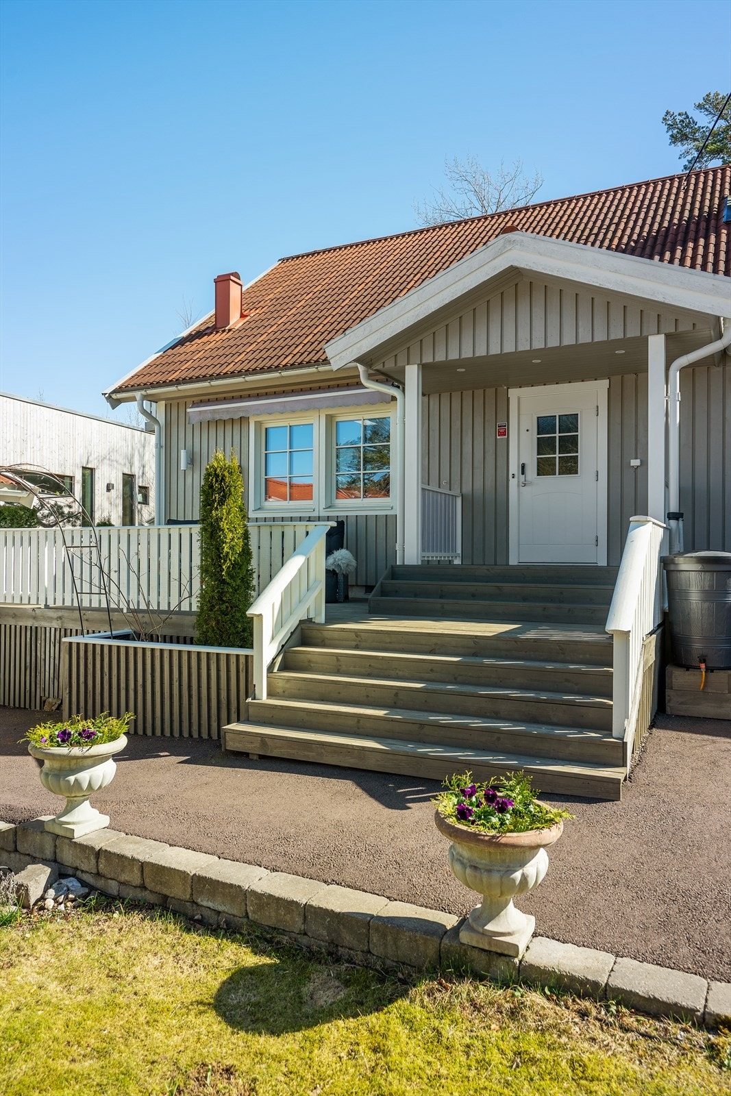 Overbygget inngangsparti med trapp ned til gårdsplassen. Galleribilde