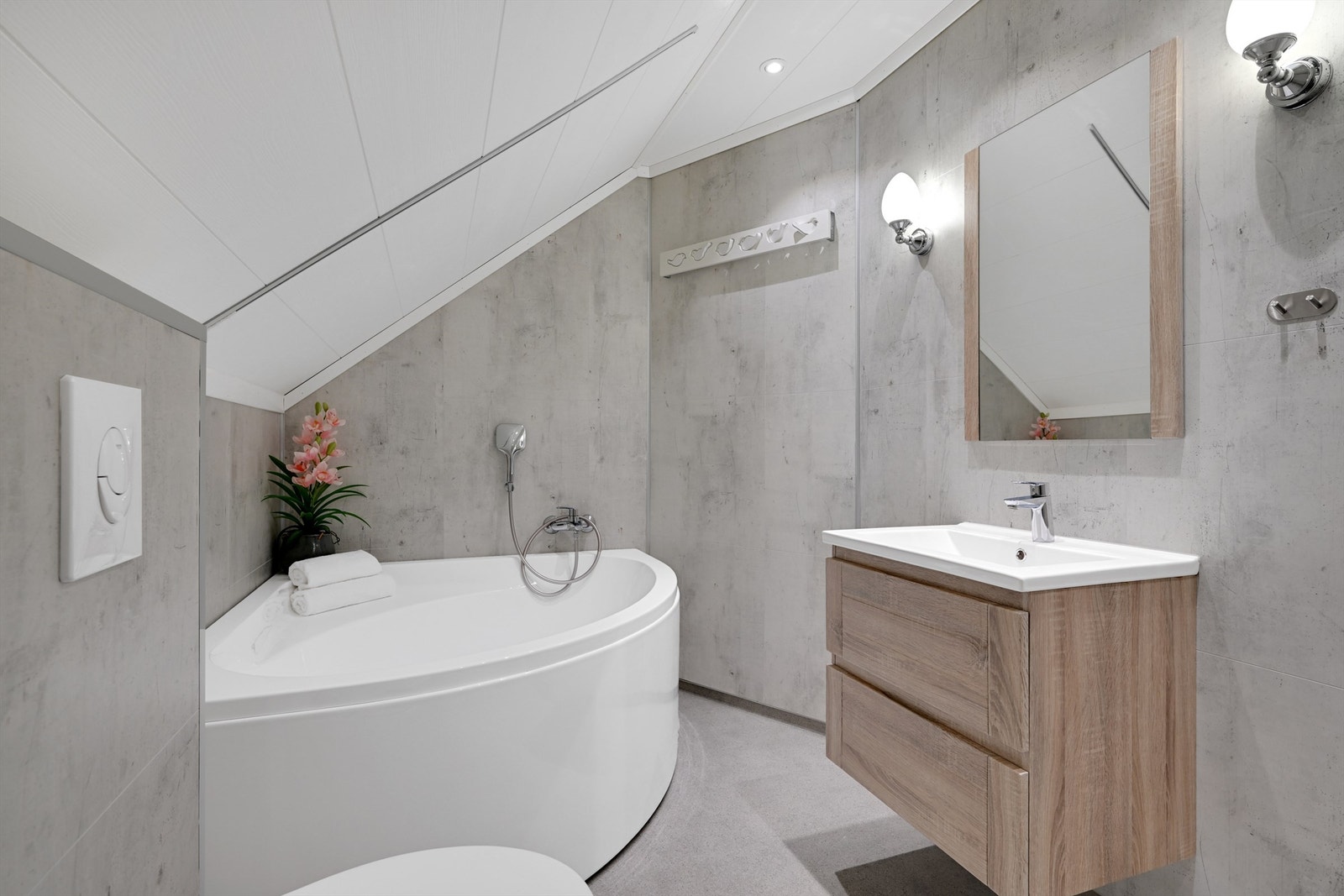 Badet på loftet ble ferdigstilt i 2018 og er utstyrt med et innbydende badekar. Galleribilde