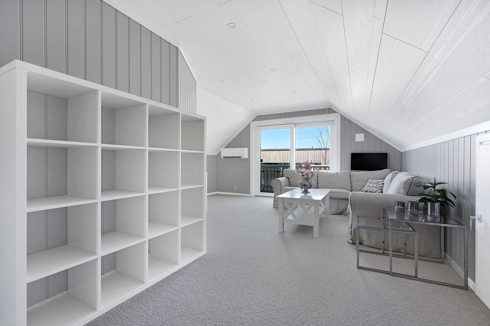 Den romslige loftstuen har heldekkende teppe på gulvet og utgang til balkong via skyvedør. Galleribilde