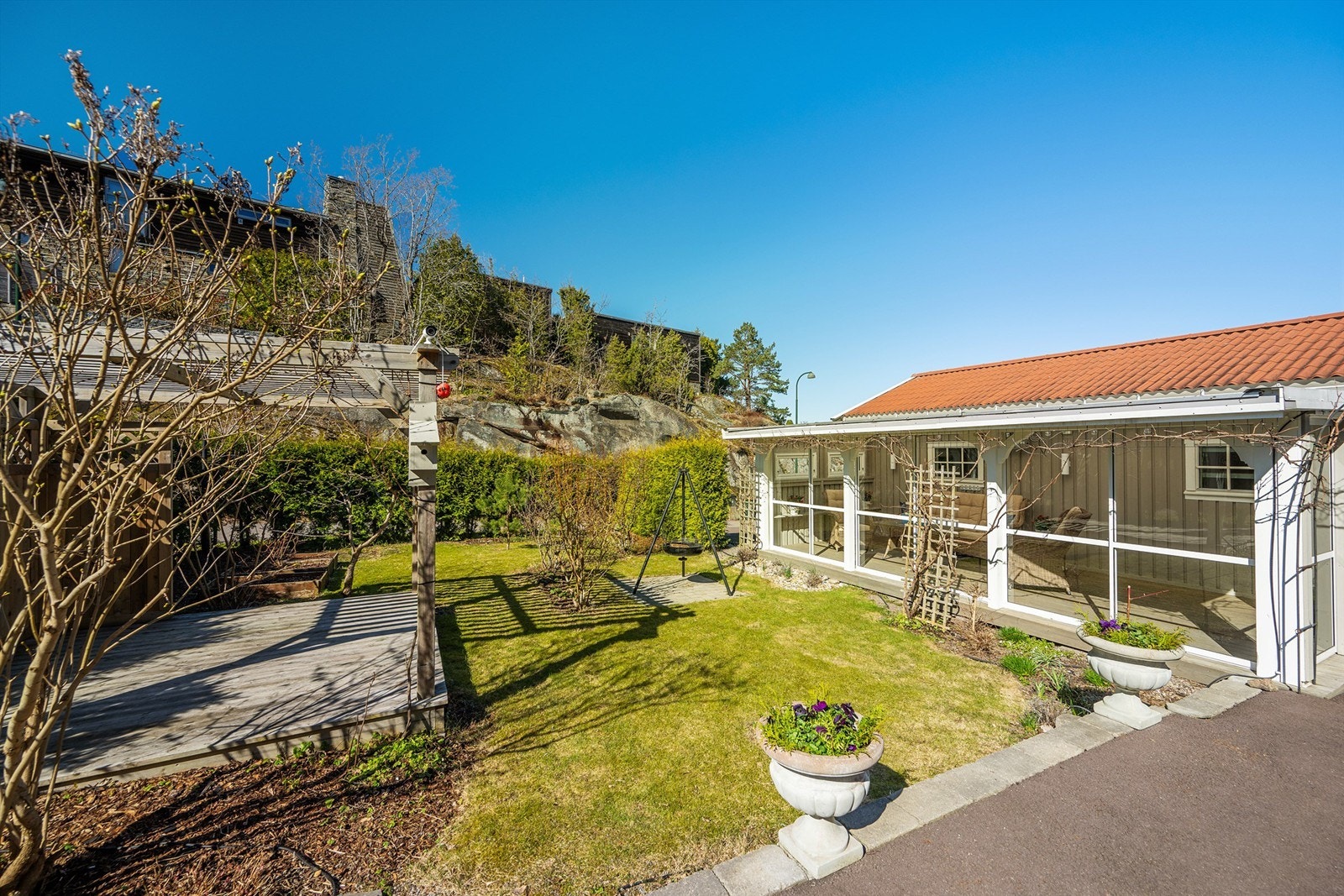 En lettstelt og barnevennlig hage. Galleribilde