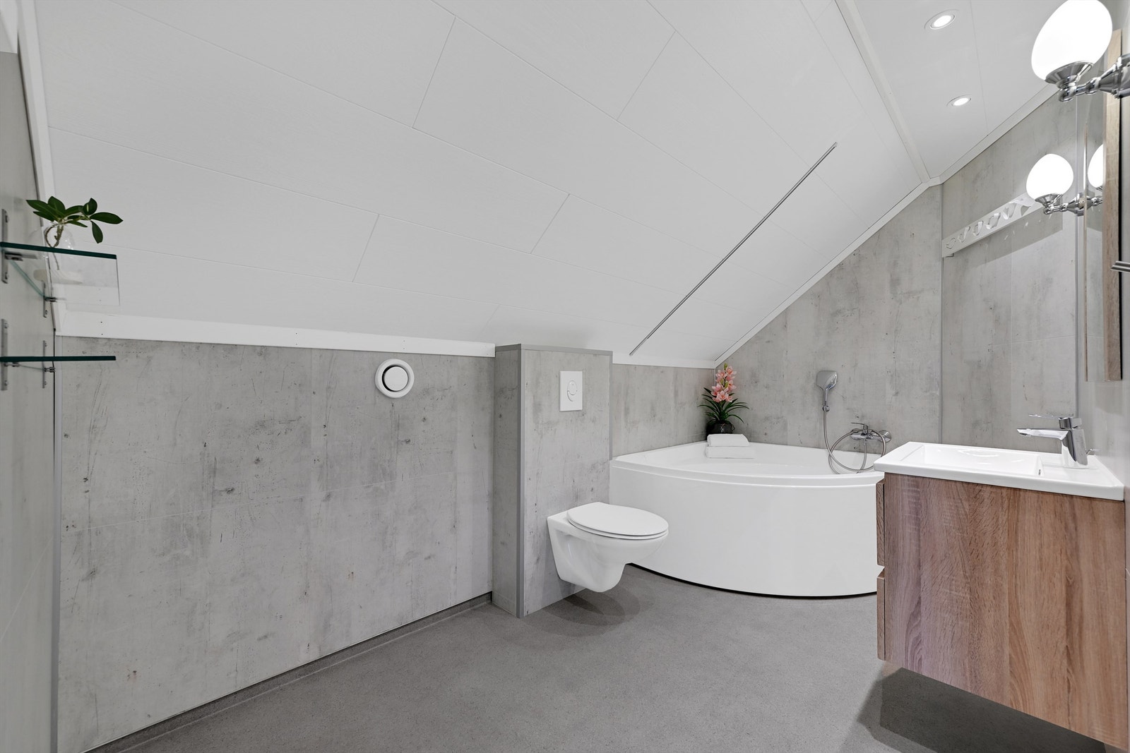 Badet er komplett med vegghengt toalett og en heldekkende servant med skuffeseksjon. Galleribilde