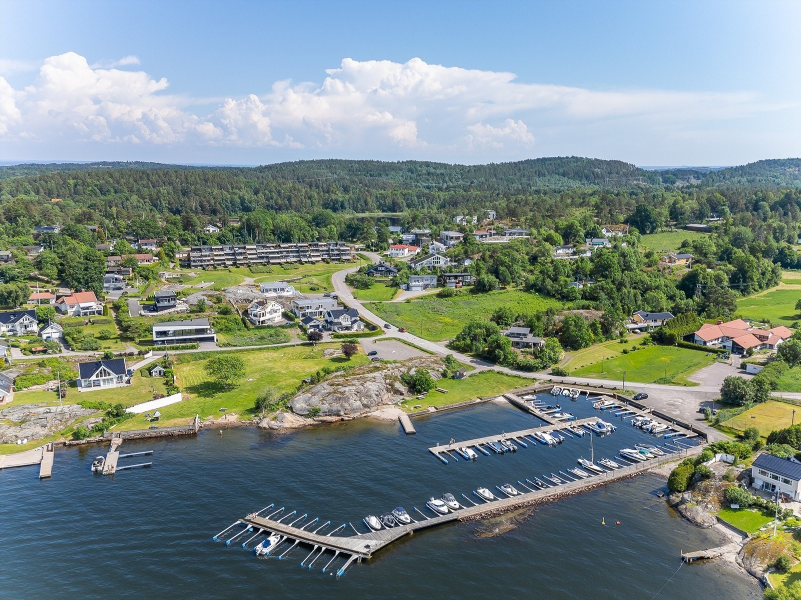 Det er kun en kort spasertur ned til sjøen, med badestrand og mulighet for båtplass. Galleribilde