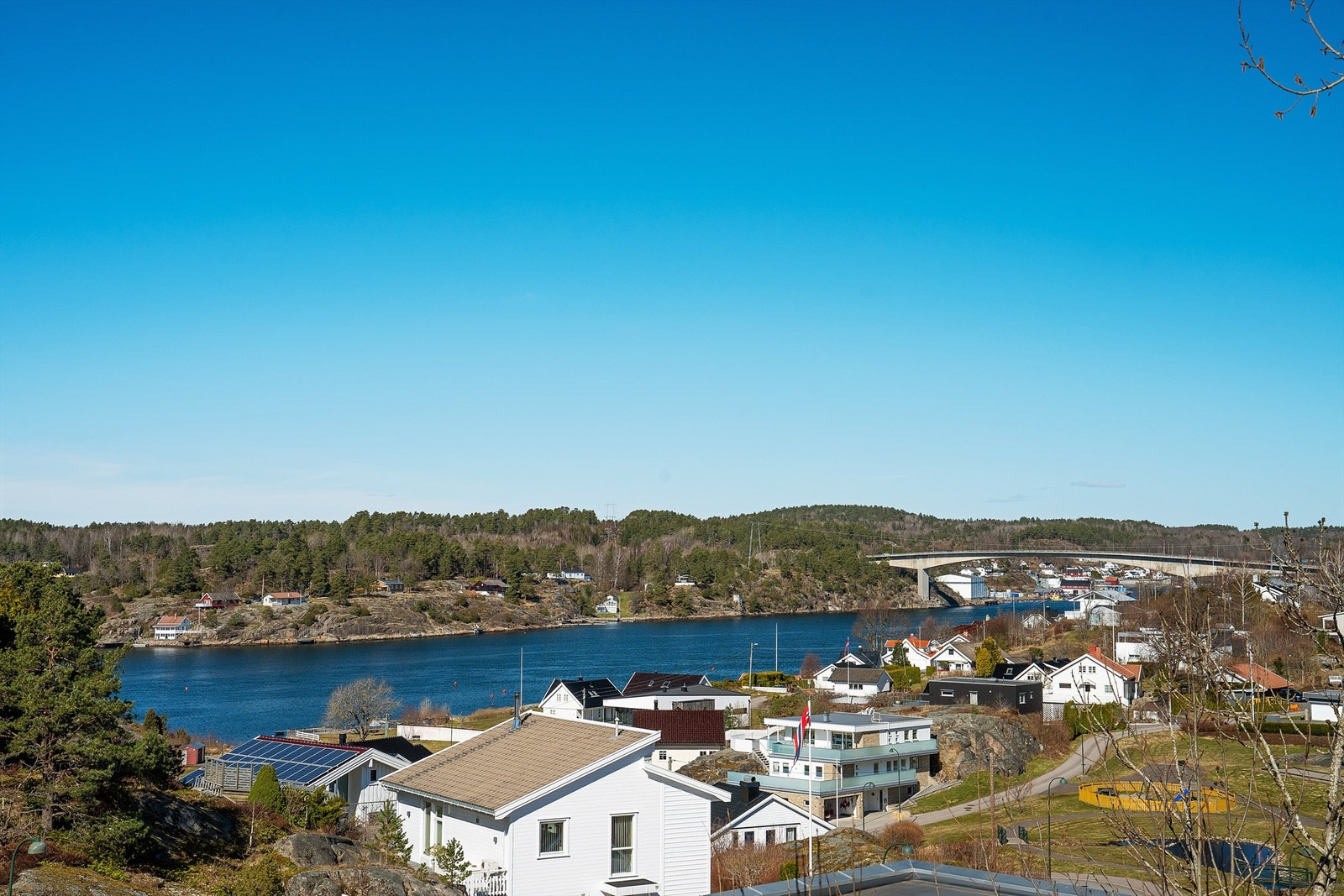 Fra eiendommen er det flott utsikt over nærområdet og sjøen. Galleribilde