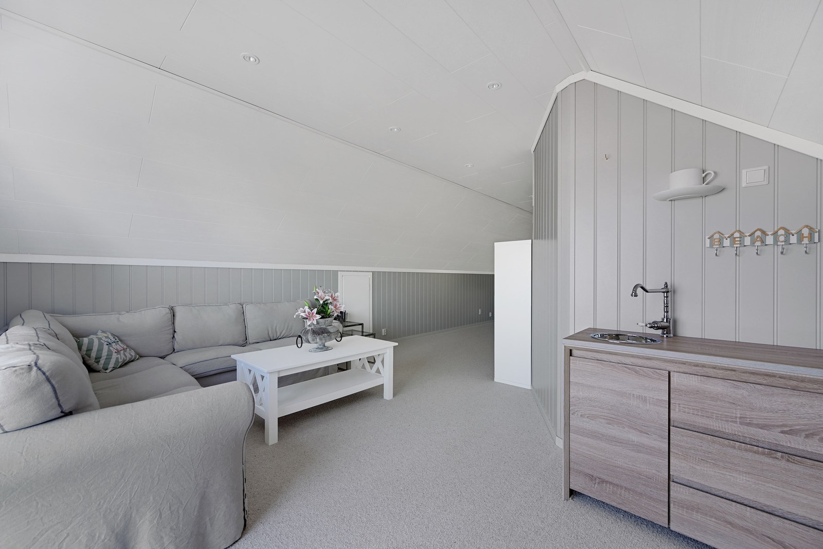 Loftstuen har også en praktisk innredning med vask, som gir ekstra fleksibilitet. Galleribilde