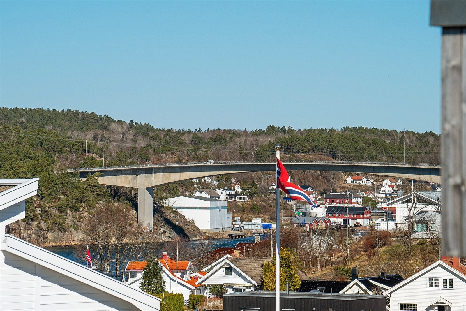 Beliggenheten gir nærhet til maritime omgivelser og fine turområder. Galleribilde