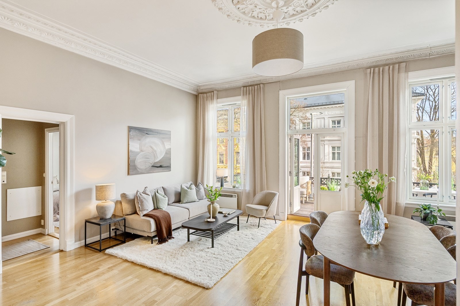 Leiligheten har en gjennomtenkt planløsning med stue, kjøkken, to soverom og ett bad. Galleribilde