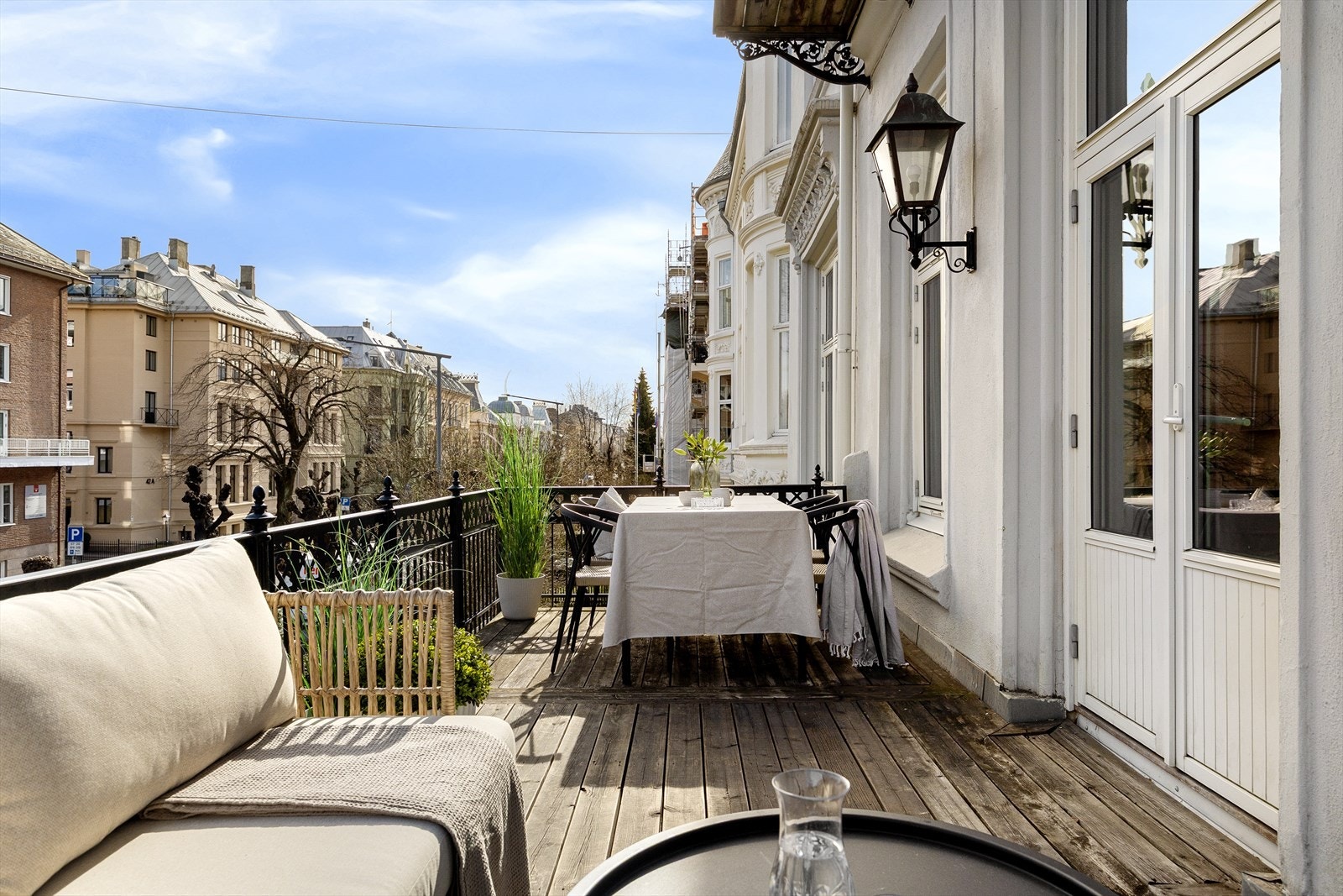 Her er det god plass til utemøbler, og balkongen fungerer som en naturlig forlengelse av stuen. Galleribilde