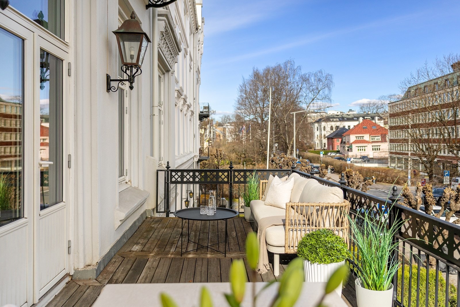 En romslig og solrik balkong på hele 15 kvm. Galleribilde