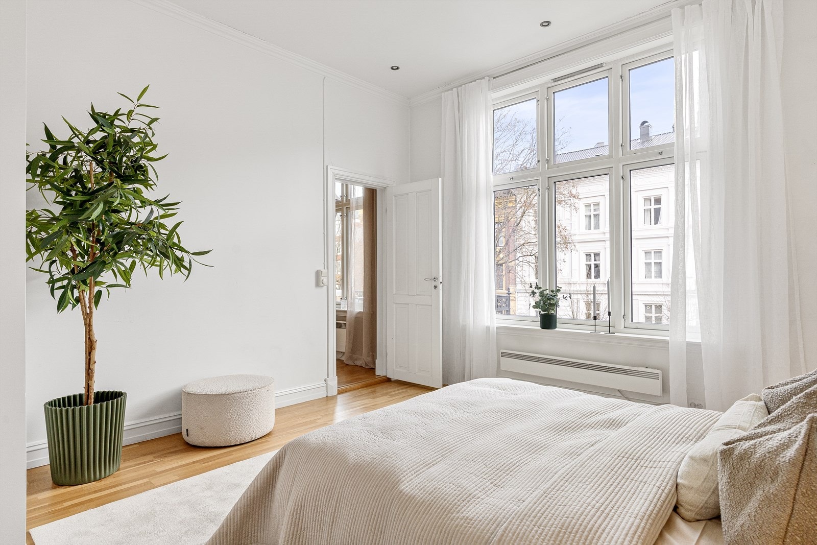 Her er det også god plass til garderobeskap og en skrivepult. Galleribilde