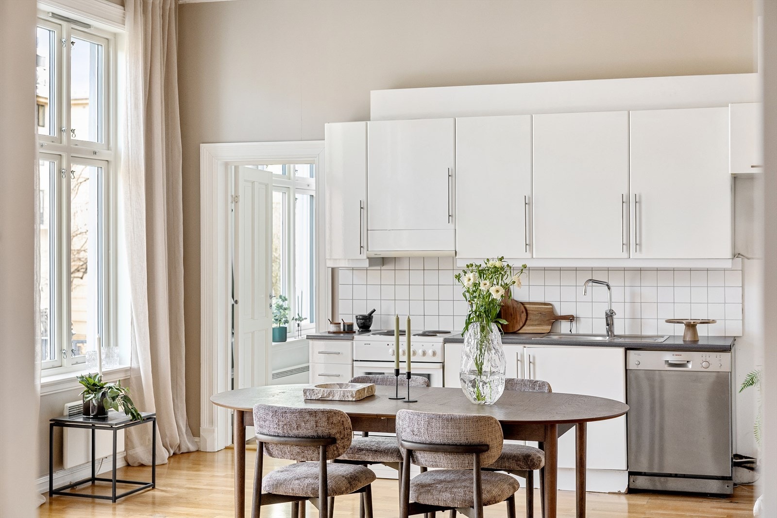 Det er åpen stue/kjøkkenløsning. Galleribilde