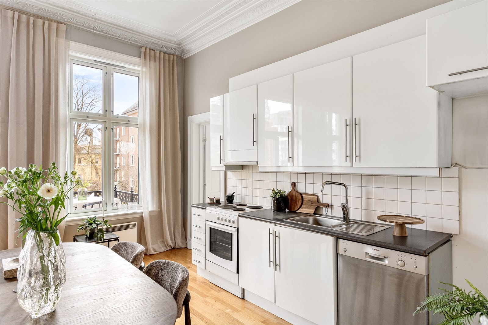 Det er mekanisk avtrekksvifte over stekesonen, samt komfyr, kombiskap og opplegg for oppvaskmaskin. Galleribilde