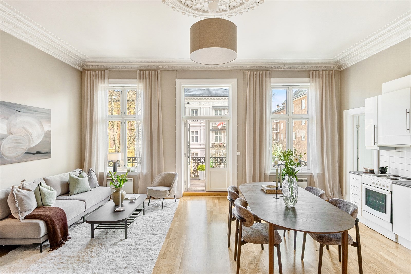 En fantastisk 3 roms leilighet i 2. etasje med klassiske detaljer i ærverdig bygård. Galleribilde