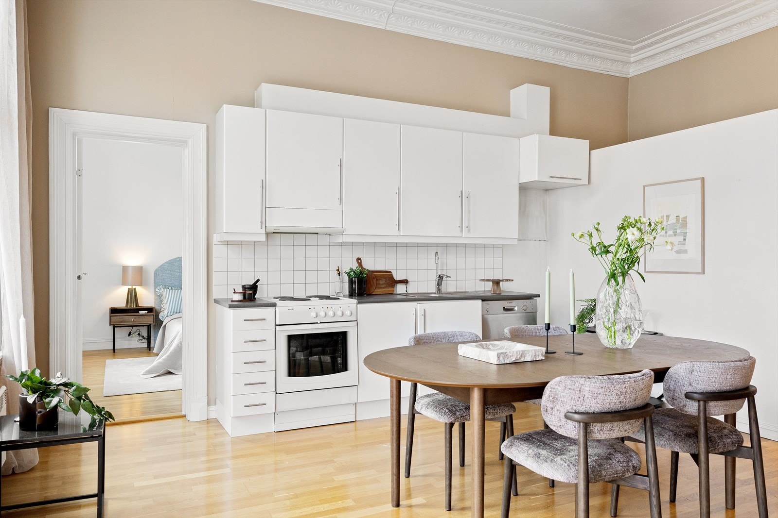 Kjøkkenet er av eldre standard med fliser på veggene over benkeplaten. Innredningen har glatte, laminerte fronter og laminert benkeplate med nedfelt oppvaskkum og ettgreps blandebatteri fra FM Mattsson. Galleribilde