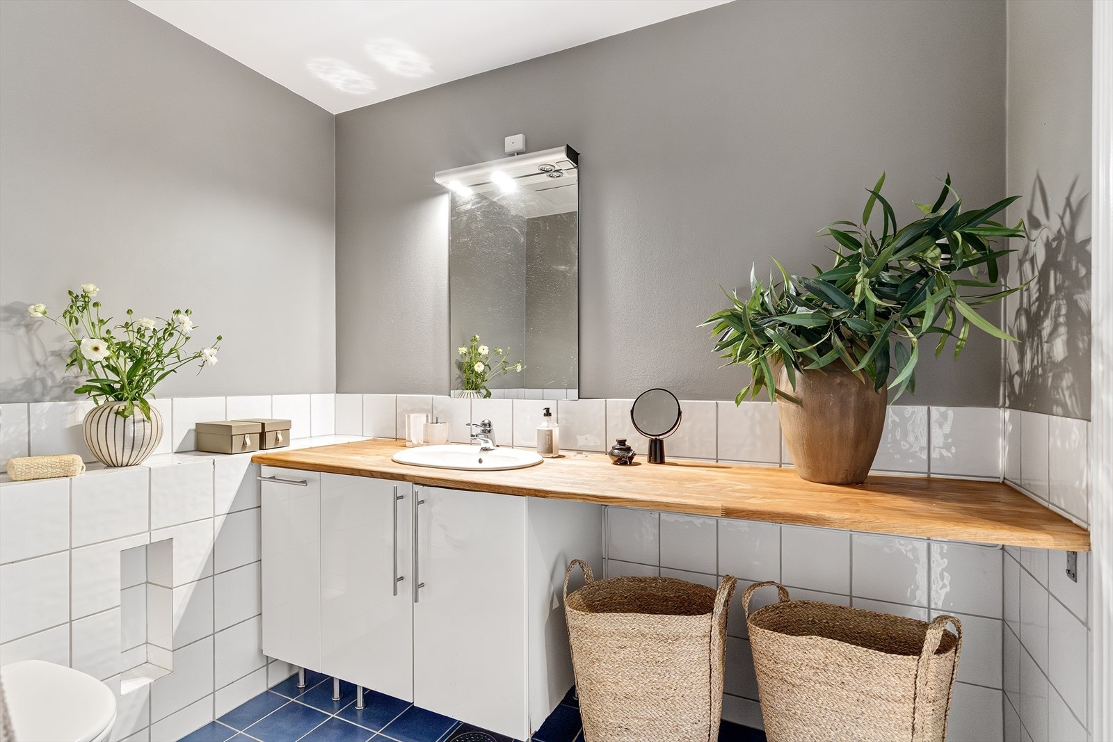 Videre finner du dusjnisje, veggmontert wc og servantskap med ettgreps blandebatteri fra FM Mattsson. Galleribilde