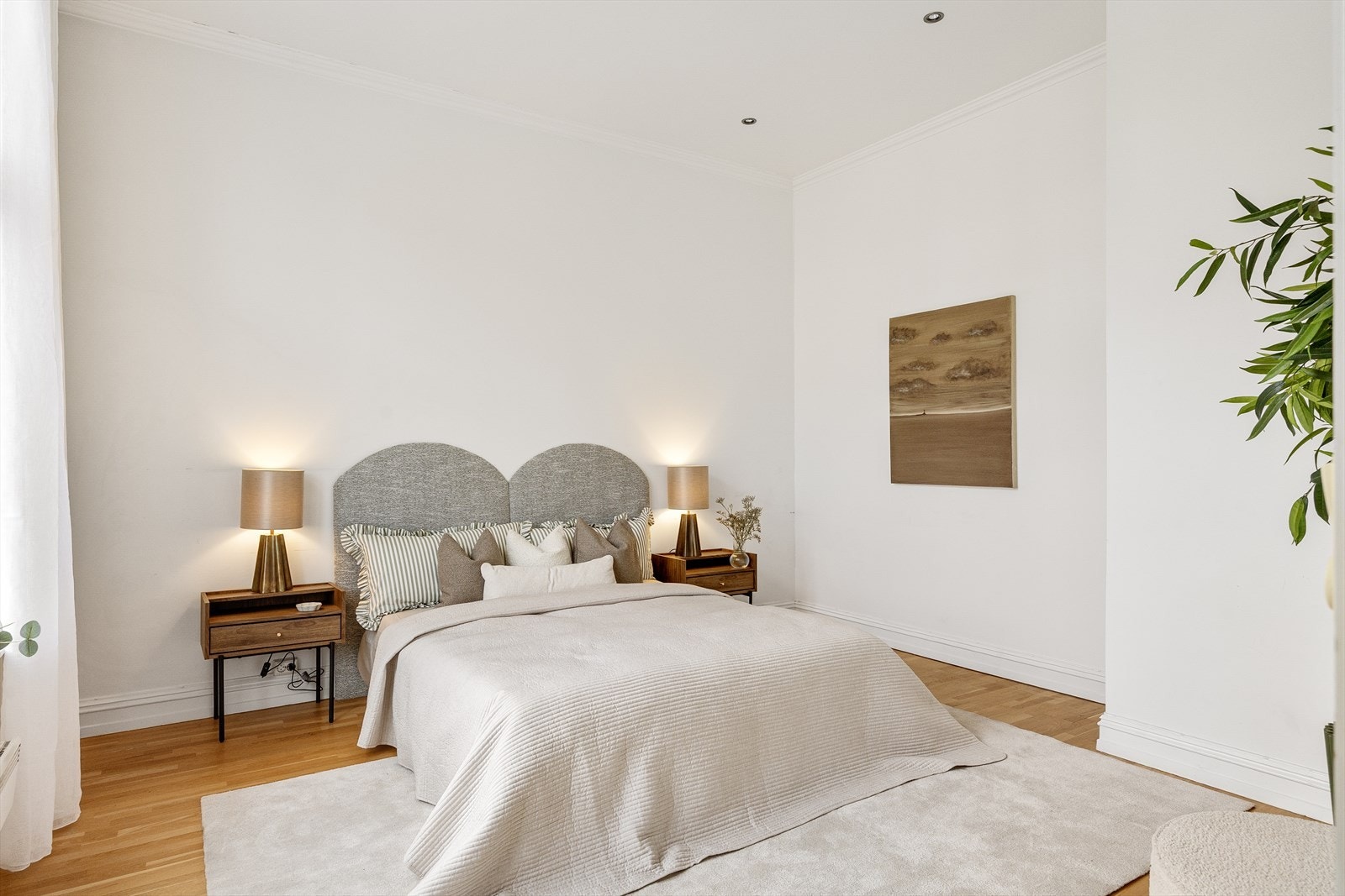 Rommet har generøs takhøyde som skaper en luftig og behagelig atmosfære. Galleribilde