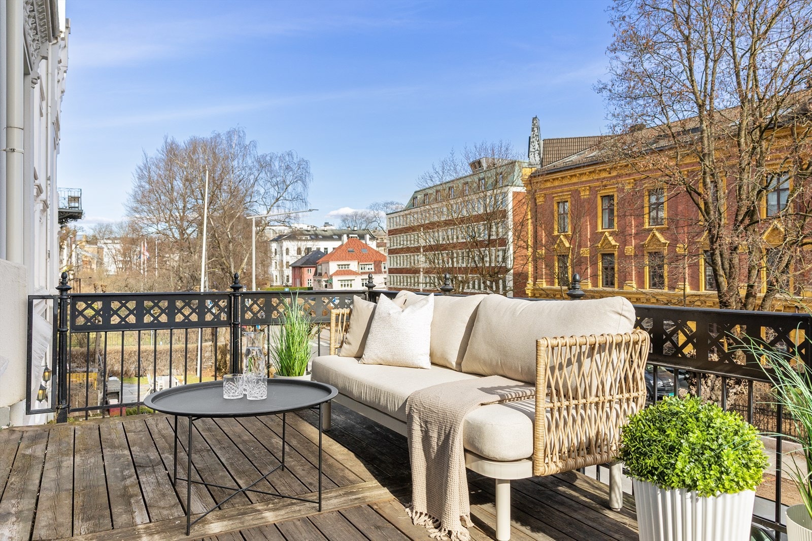 Balkongen er sørøstvendt og har gode solforhold store deler av dagen. Galleribilde