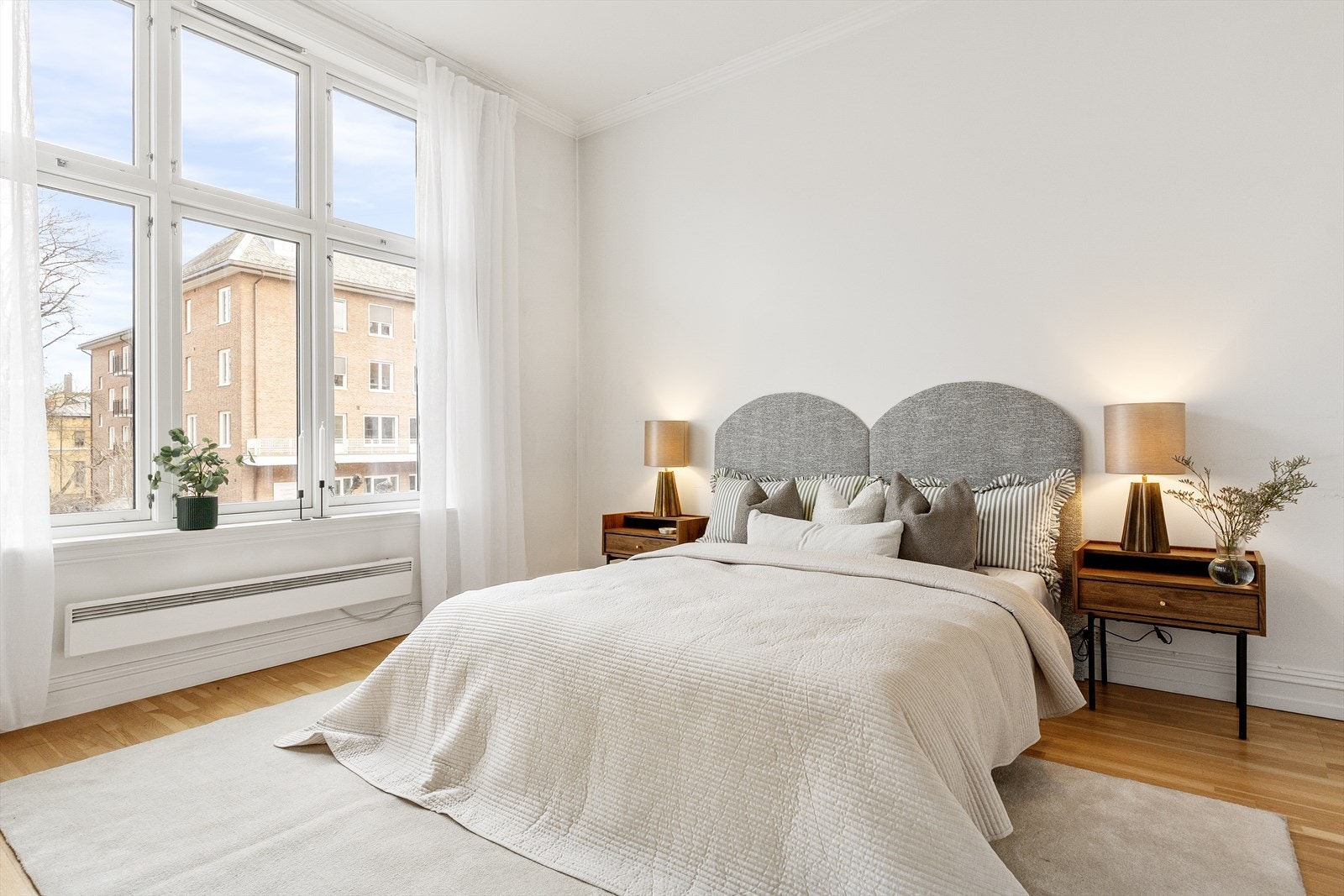 Romslig soverom med god plass til dobbeltseng. Galleribilde