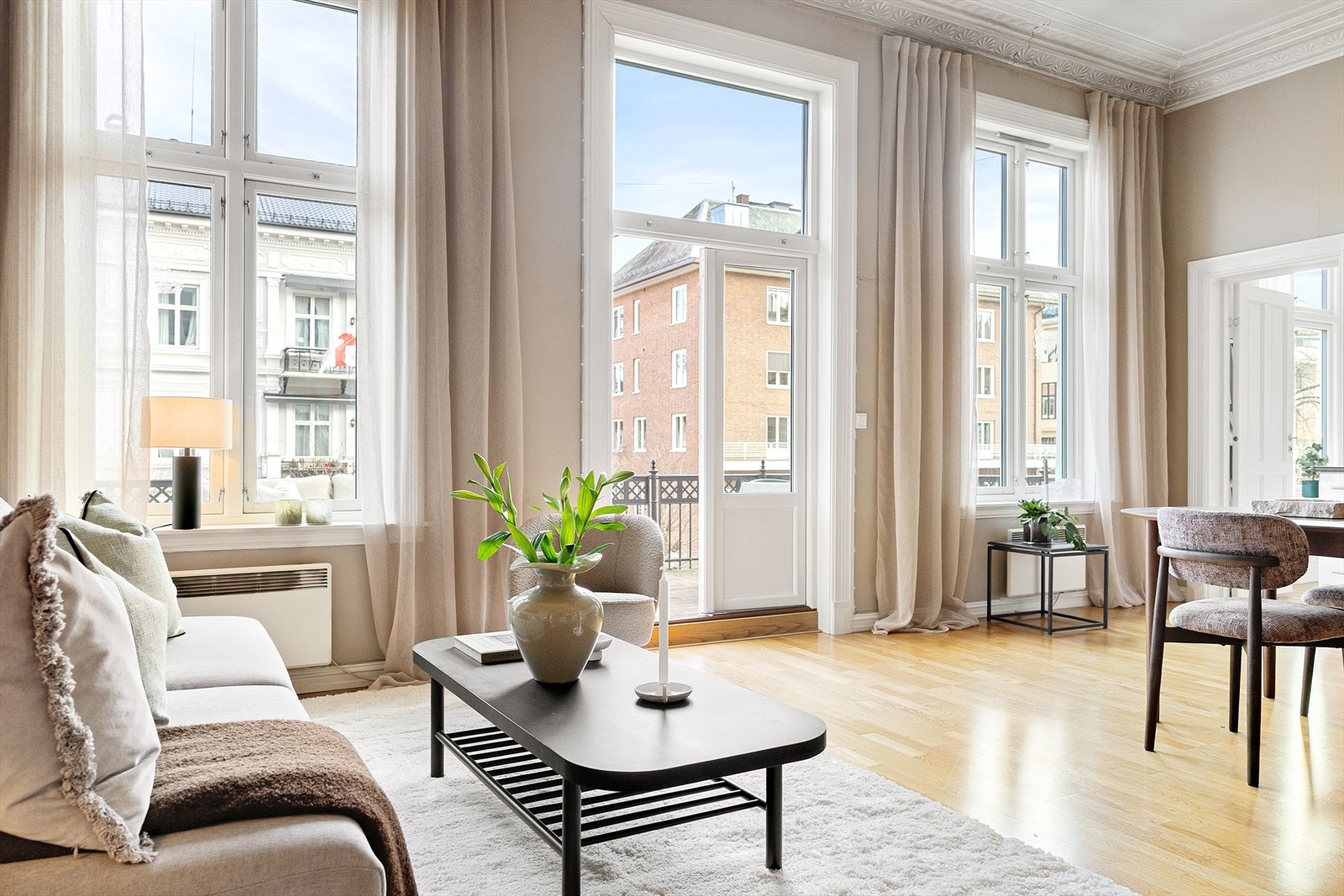 Generøs takhøyde, store vindusflater samt rosett og stukkatur skaper en flott og stemningsfull atmosfære. Galleribilde