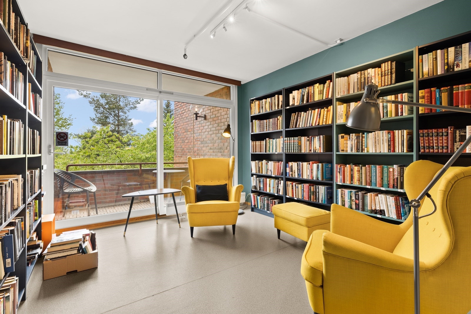 I 1. etasje er det bl.a. en hyggelig felles dagligstue/bibliotek med utgang til vestvendt veranda. Rommet er til fri bruk for beboere og deres gjester Galleribilde