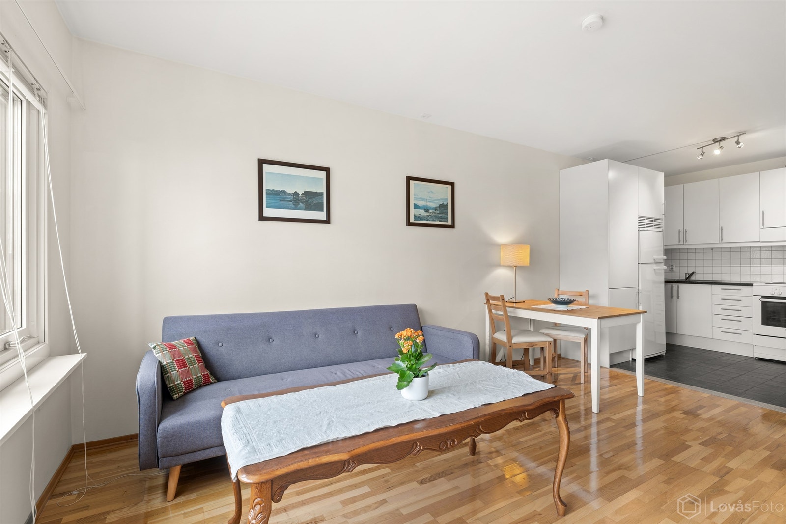 Kombinert stue og spisestue med åpen kjøkkenløsning Galleribilde