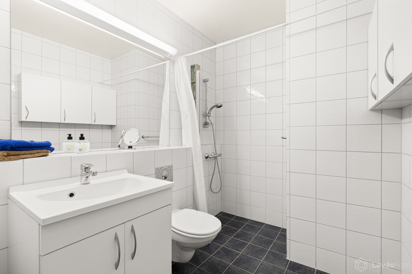 Eldre bad som ble flislagt og kosmetisk oppgradert i 2004. Varmekabler i gulvet Galleribilde