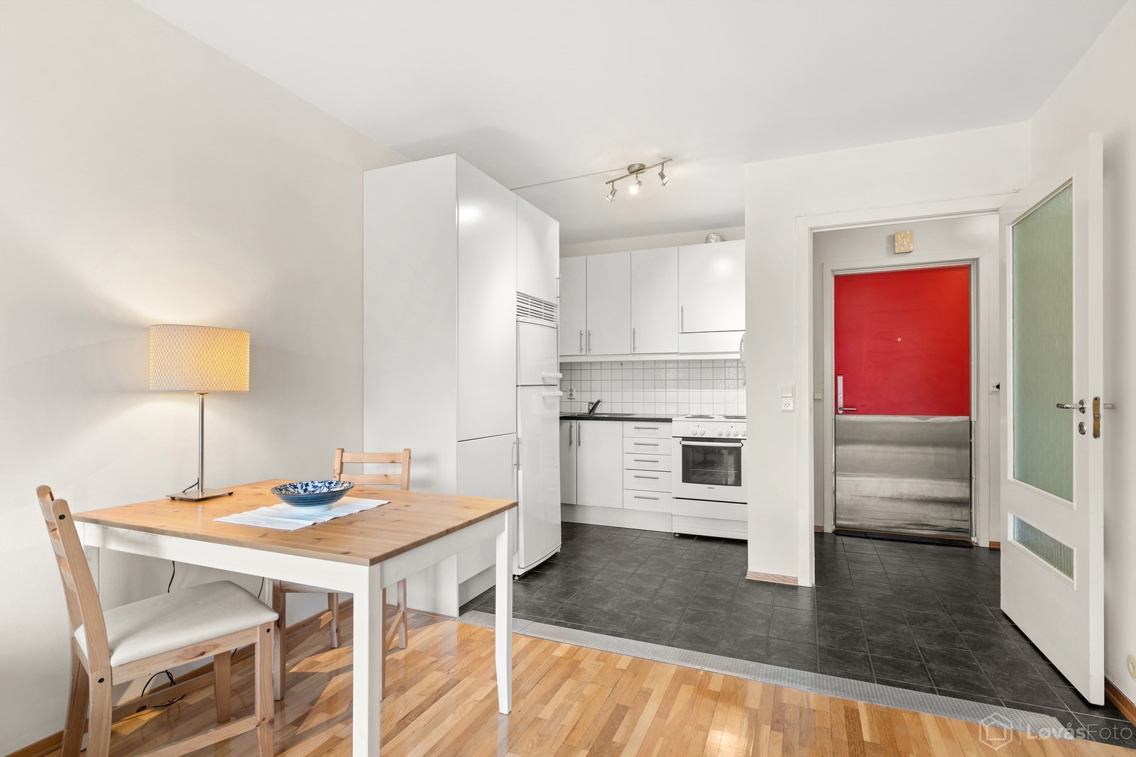 Parkett på gulvet i stuen/spisestuen, mens kjøkkenet har gulvfliser Galleribilde