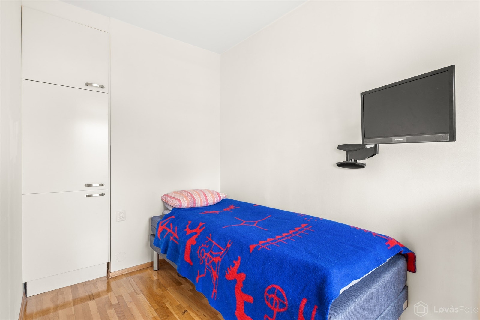 Soverom med parkett på gulvet og integrert garderobeskap Galleribilde