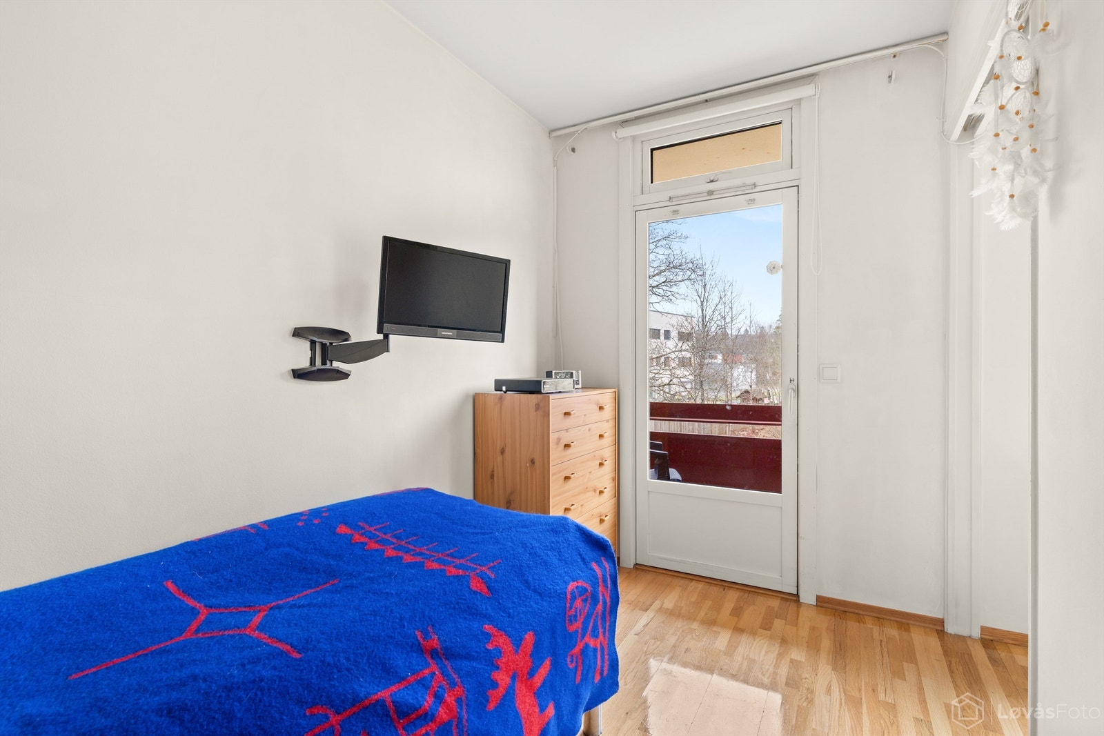 Fra soverommet er det utgang til balkong hyggelig utsyn til atriet Galleribilde