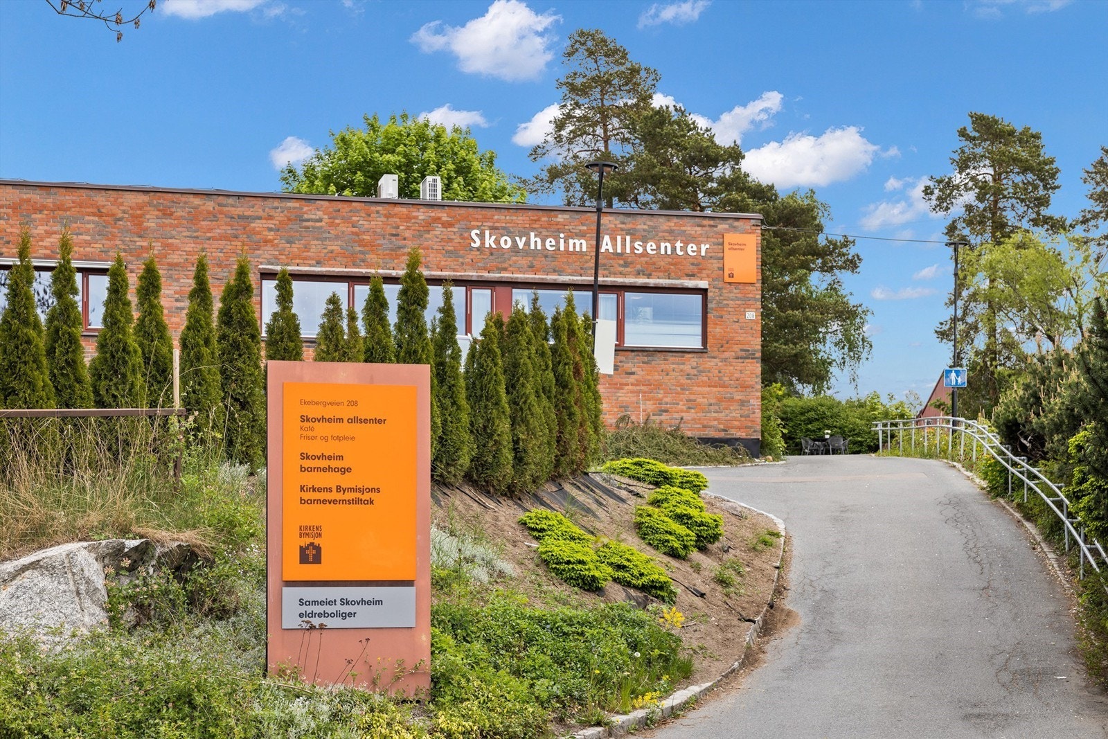 Kirkens Bymisjon driver også Skovheim allsenter, som er direkte tilknyttet eldreboligene med kafédrift og aktiviteter som bidrar til sosialt fellesskap Galleribilde