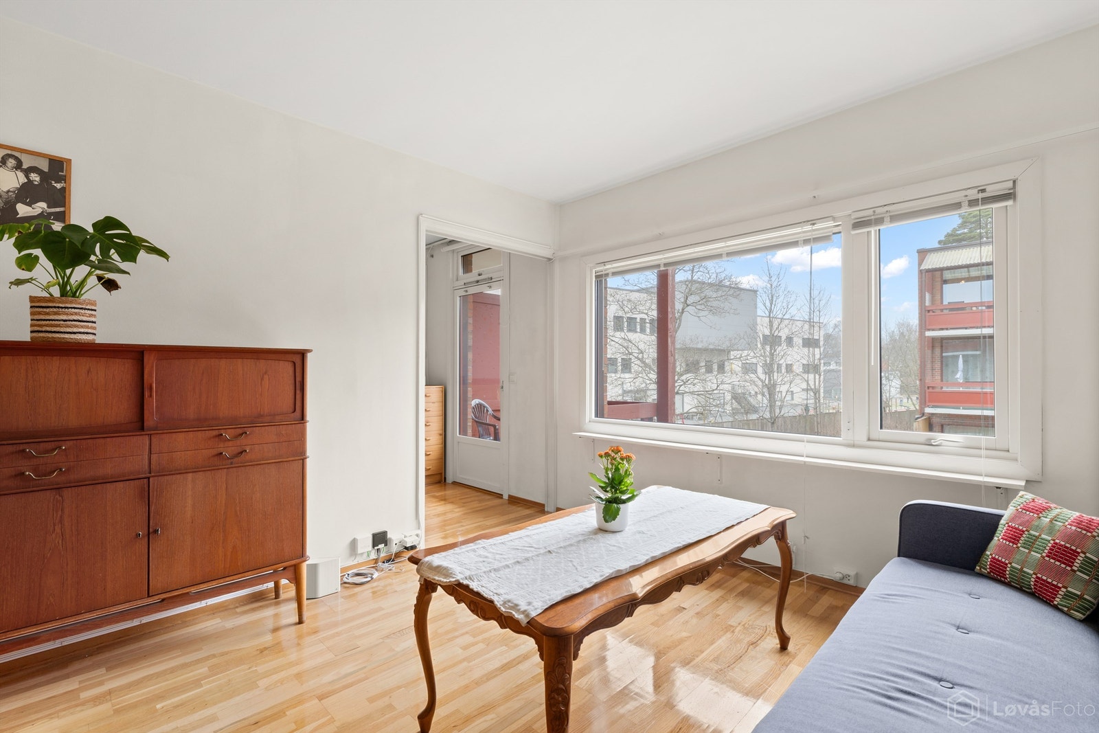 Stue med utsyn til grøntarealet sommerstid Galleribilde