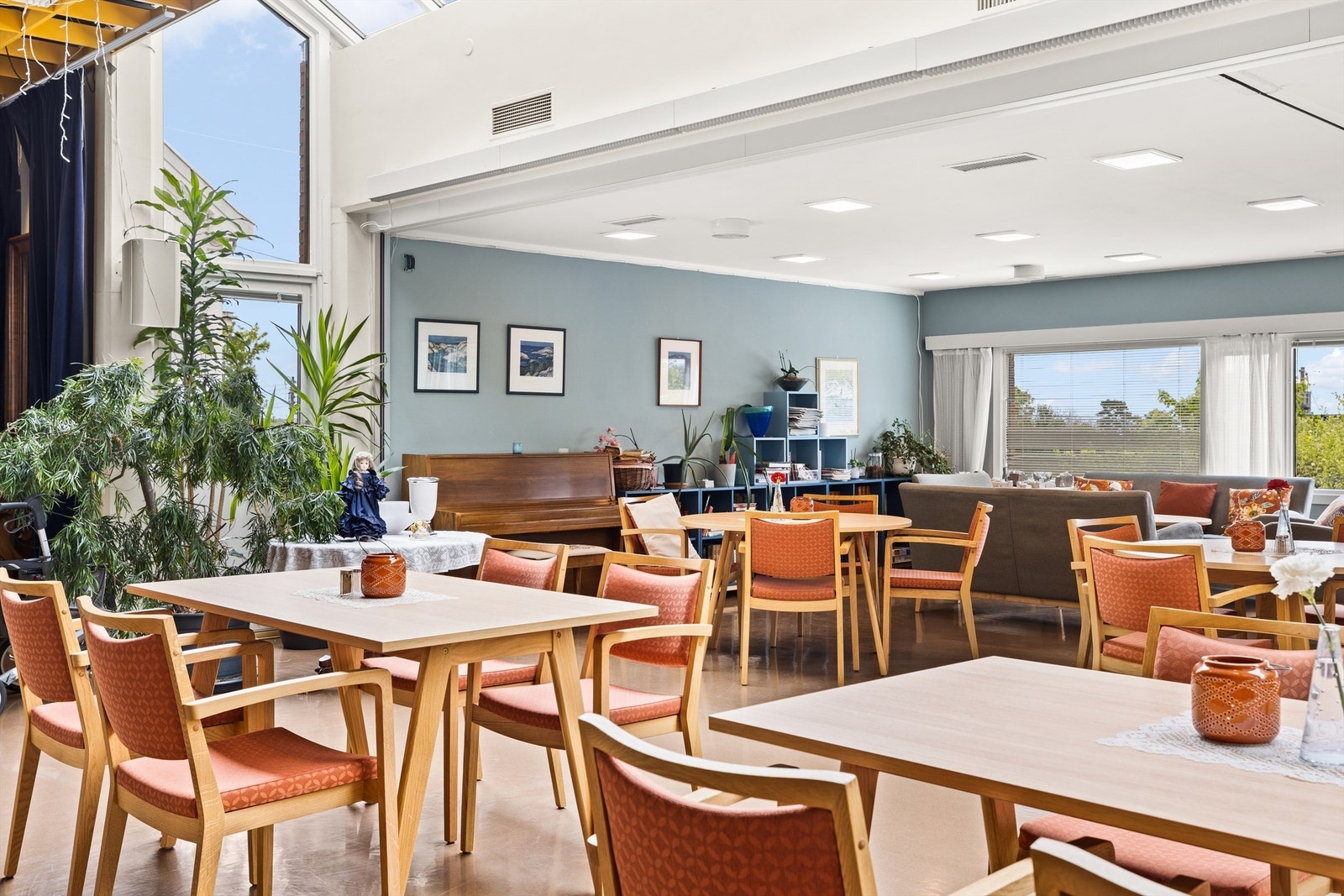 På allsenteret har vi et stort spenn av faste aktiviteter, servicetilbud og kultureventer, og vi har åpen dør for alle som vil komme innom. Det gjør at vi har blitt et populært sted, både blant våre beboere og for besøkende som bor i nabolaget Galleribilde