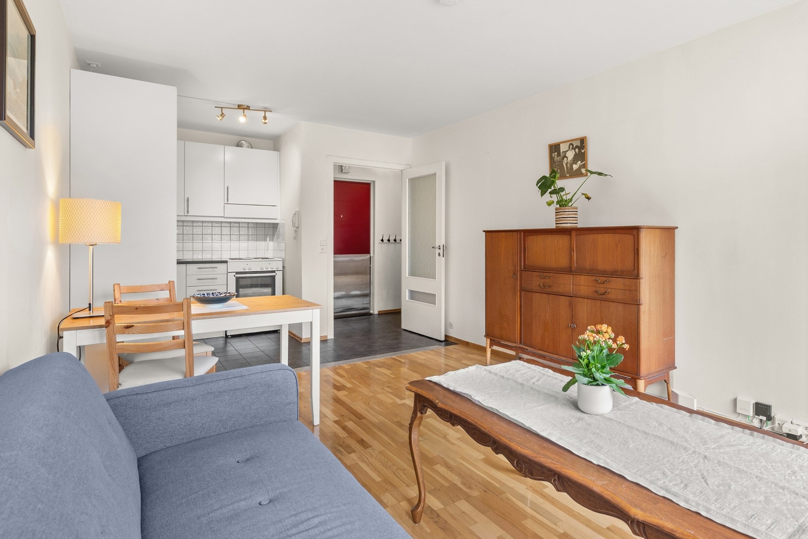 Kombinert stue og spisestue med åpen kjøkkenløsning Galleribilde