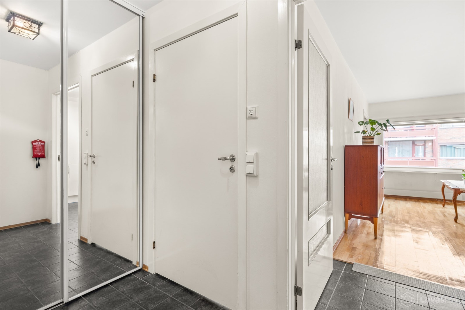 Entré/gang med gulvfliser og skyvedørsgarderobe Galleribilde