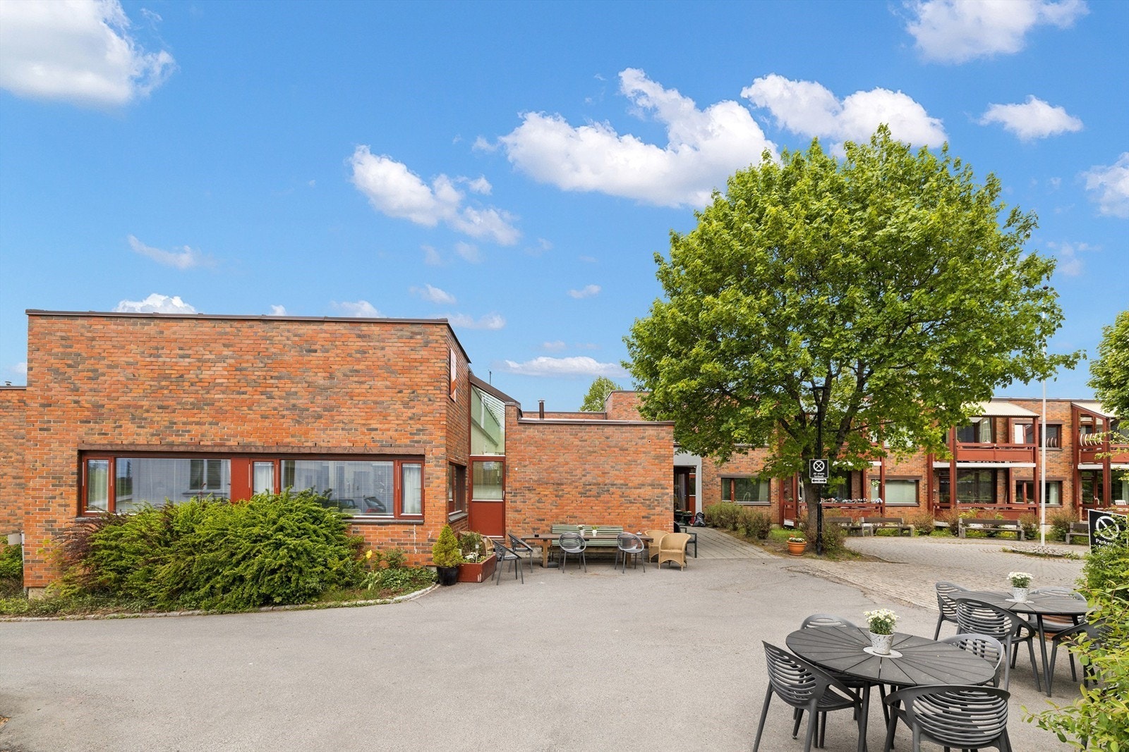 Skovheim ble bygget i 1981, og er forløper og inspirasjonskilde til Omsorg + boliger som nå bygges opp rundt i hele landet. Tanken bak Skovheim-modellen er at eldre skal kunne bo hjemme lenger, man skal kjenne seg trygg og opparbeide større nettverk Galleribilde