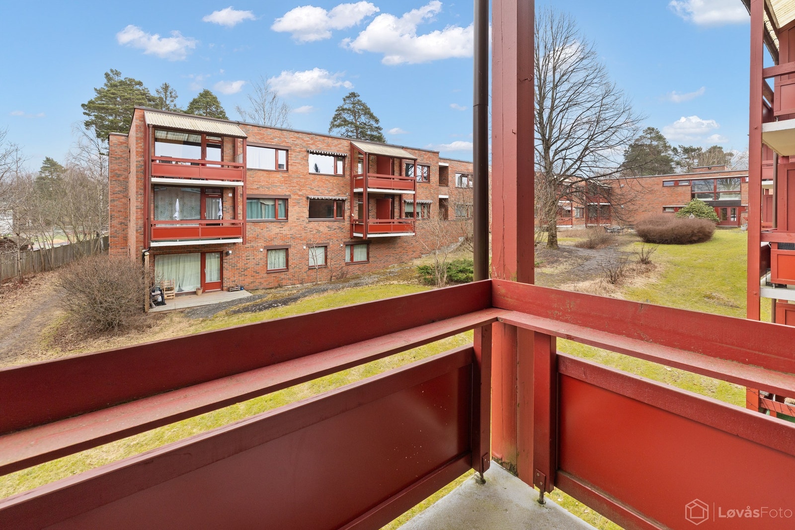 Østvendt balkong med hyggelig utsyn til grøntområde i atriet Galleribilde