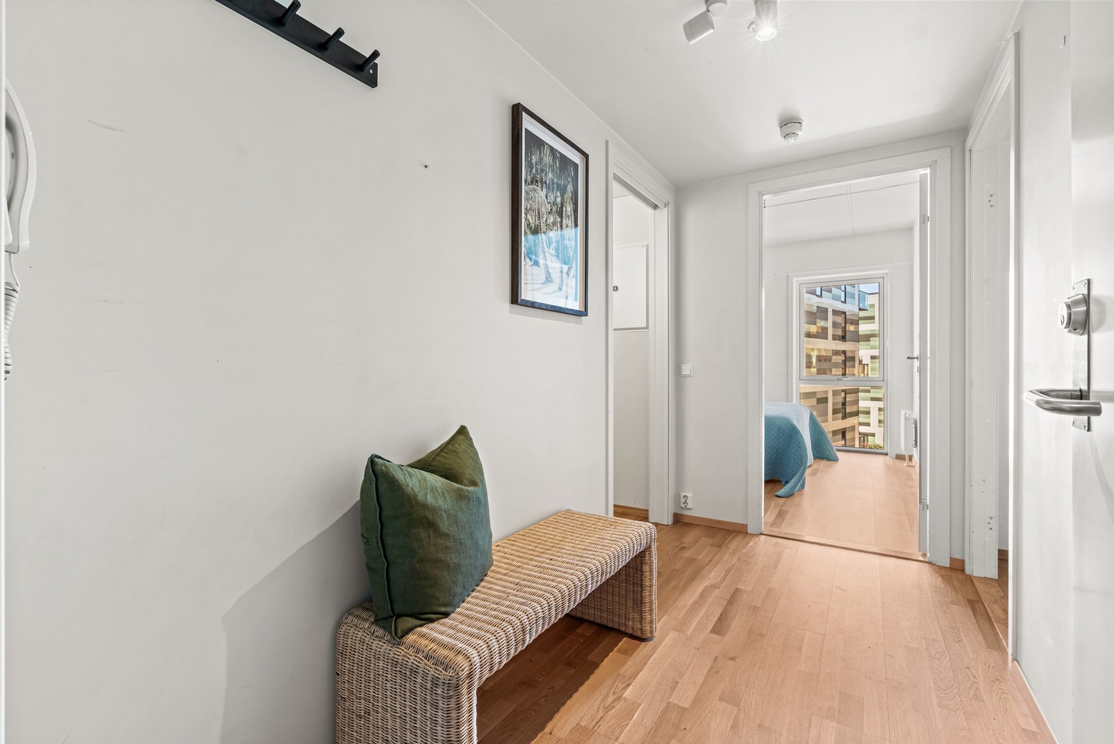 Innbydende og hyggelig entré, som gir et fint førsteinntrykk av boligen. Galleribilde