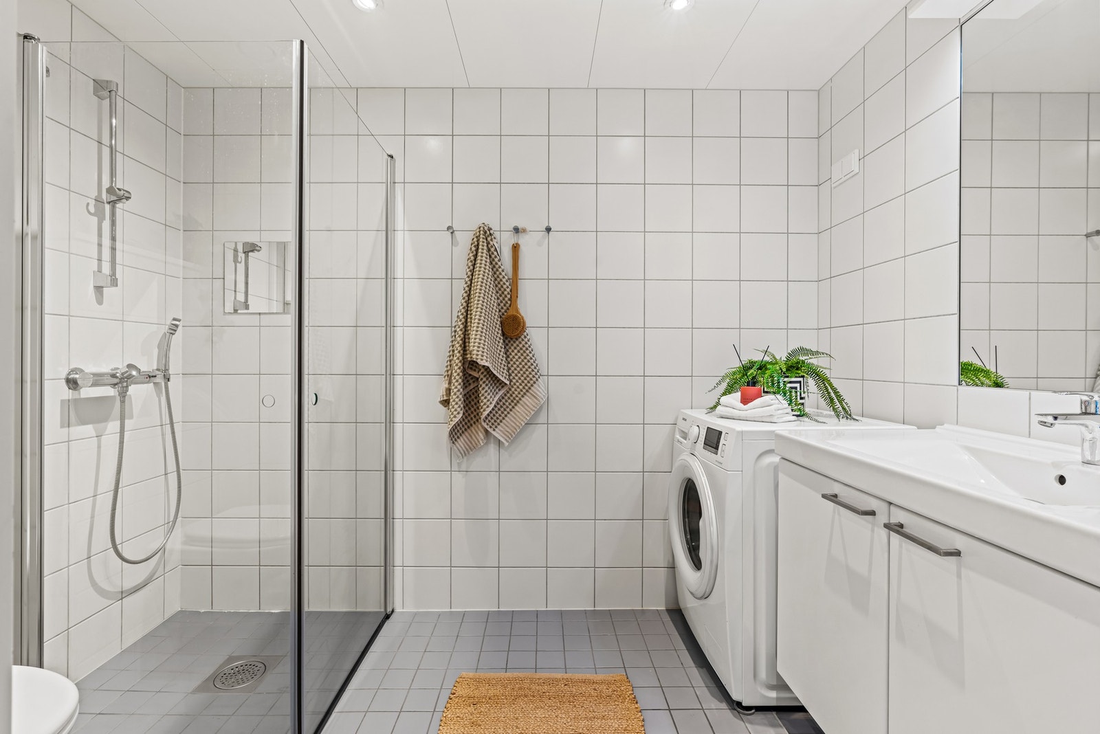 Baderommet er romslig og har en delikat innredning med tidløst design og praktiske løsninger. Galleribilde