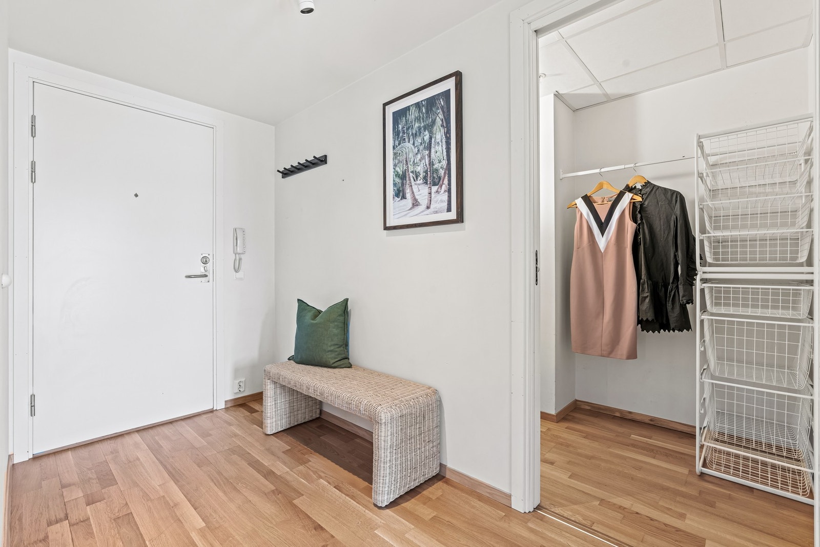 I tilknytning til entréen har man tilgang til praktisk bod med god lagringsplass. Galleribilde