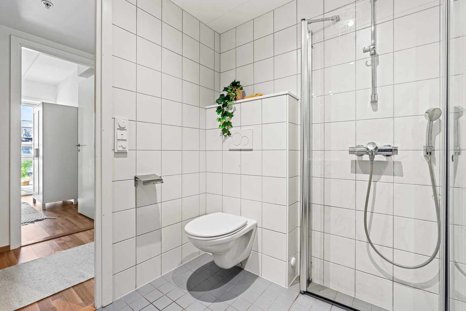 Baderommet har tilgang fra gangen. Galleribilde