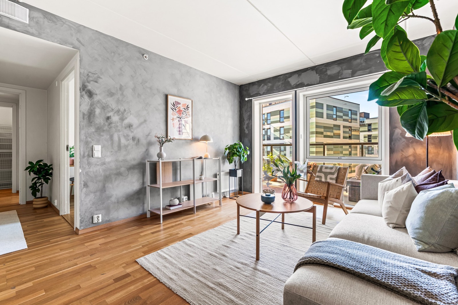 Store vindusflater slipper inn rikelig med lys. Galleribilde