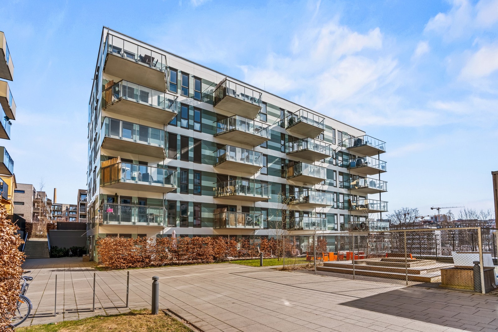 Leiligheten har en sentral og attraktiv beliggenhet i et flott boligområde i populære Tiedemannsbyen. Galleribilde